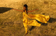 Η ποιήτρια Amanda Gorman ποζάρει για τη Vogue