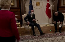 #SofaGate: Δεν υπήρχε διαθέσιμη καρέκλα για την Ούρσουλα Φον ντερ Λάιεν στη συνάντηση με τον Ερντογάν στο Προεδρικό Μέγαρο, με αποτέλεσμα η πρόεδρος της Κομισιόν να μείνει όρθια