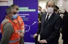 Στιγμιότυπο από την επίσκεψη του Γάλλου πρωθυπουργού, Ζαν Καστέξ, σε εμβολιαστικό κέντρο 