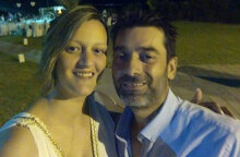 Η 36χρονη Έλενα, μητέρα δύο παιδιών, που έπαθε ανακοπή ενώ οδηγούσε και πέθανε στη Λαμία - Στη φωτογραφία με τον σύζυγό της, Γιώργο