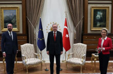 Σαρλ Μισέλ, Ρετζέπ Ταγίπ Ερντογάν και Ούρσουλα Φον ντερ Λάιεν στο Προεδρικό Μέγαρο στην Άγκυρα - Καταπέλτης η «Figaro» για την αδυναμία της ΕΕ να βάλει στη θέση του τον Τούρκο σουλτάνο