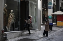 Στιγμιότυπο από την οδό Ερμού την Τρίτη 6 Απριλίου 2021, δεύτερη ημέρα επαναλειτουργίας των καταστημάτων του λιανεμπορίου