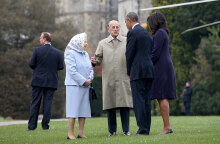 Ο πρίγκιπας Φίλιππος, με τη βασίλισσα Ελισάβετ, στο Κάστρο του Ουίντσορ, συνομιλούν με τον Μπαράκ και τη Μισέλ Ομπάμα