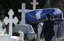 Βασίλης Σεβαστής - Κηδεία: Με σημαία του ΣΕΓΑΣ σκεπάστηκε το φέρετρο