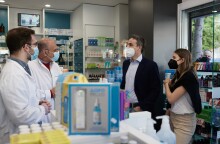 Self test από φαρμακείο της Καλλιθέας προμηθεύτηκε ο Κυριάκος Μητσοτάκης μαζί με την κόρη του, τη Δάφνη 