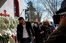 Στιγμιότυπο από την κηδεία του δημοσιογράφου, Γιώργου Καραϊβάζ