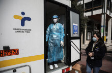 Αττική - Κρούσματα κορωνοϊού: Κλιμάκιο του ΕΟΔΥ στην Ερμού διενεργεί δωρεάν rapid test για Covid-19