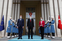 Σαρλ Μισέλ, Ρετζέπ Ταγίπ Ερντογάν και Ούρσουλα Φον ντερ Λάιεν έξω από το Προεδρικό Μέγαρο