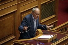 Ο Γιάννης Δημαράς στη Βουλή, όταν είχε εκλεγεί με τους Ανεξάρτητους Έλληνες - Ανακοίνωσε την πολιτική συνεργασία του με τον Γιώργο Τράγκα