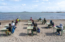 Ισπανία - Κορωνοϊός: Στη Μούρθια πήγαν τα θρανία στην παραλία, με τους μαθητές να κάνουν μάθημα δίπλα στη θάλασσα