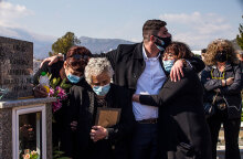 Γιώργος Καραϊβάζ - Κηδεία στη Δράμα: Συντετριμμένη η μάνα του δημοσιογράφου για τον χαμό του παιδιού της