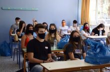 Μαθητές λυκείου με μάσκα στην τάξη