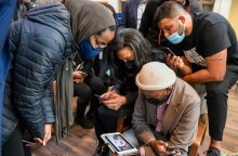 Η οικογένεια του Ντόντε Ράιτ, του 20χρονου μαύρου που σκοτώθηκε από πυρά γυναίκας αστυνομικού στη Μινεάπολη