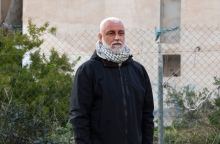 Ο ζωγράφος και δημιουργός της τοιχογραφίας «Το Φιλί», Ηλίας Παπαηλιάκης