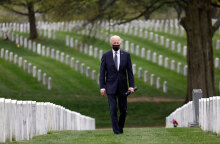 Ο Αμερικανός πρόεδρος Τζο Μπάιντεν βγαίνει από το κοιμητήριο του Άρλινγκτον