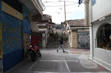 Αττική - Κορωνοϊός: Νεαρός με μάσκα στο κέντρο της Αθήνας