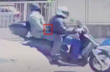 Δολοφονία Καραϊβάζ: Οι δύο δράστες διαφεύγουν με το μηχανάκι - Ο συνοδηγός κρατά το όπλο του εγκλήματος 