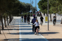 Αττική - Κορωνοϊός: Βόλτα με ποδήλατα στο παραλιακό μέτωπο της Αθήνας