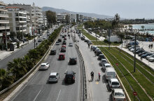 Αυτοκίνητα στην Παραλιακή - Τροπολογία στη Βουλή φέρνει και φέτος τέλη κυκλοφορίας με τον μήνα