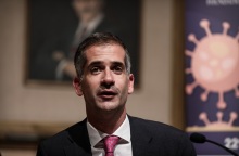 Tη φωτογραφία του άνδρα που ουρεί σε άγαλμα στην Κυψέλη σχολίασε ο Κώστας Μπακογιάννης, ενώ συνεχίζονται οι καθαρισμοί από τα συνεργεία του Δήμου Αθηναίων