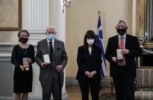 Στιγμιότυπο από την τελετή παρασημοφόρησης τριών Αμερικανών αρχαιολόγων από την ΠτΔ