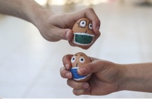 Πασχαλινά αυγά με μάσκα - Τσούγκρισμα