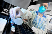 Υγειονομικός με μάσκα για τον κορωνοϊό σε νοσοκομείο όπου γίνεται εμβολιασμός για Covid-19