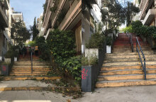 Η οδός Μαρασλή στο Κολωνάκι πριν (αριστερά) και μετά (δεξιά) τον καθαρισμό από το Δήμο