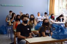 Μαθητές λυκείου με μάσκα στην τάξη