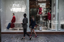 Κορωνοϊός - Αττική: Κοπέλες έξω από εμπορικό κατάστημα στην Ερμού - Ο ΕΟΔΥ ανακοίνωσε τα νέα κρούσματα την Πέμπτη (22/4)