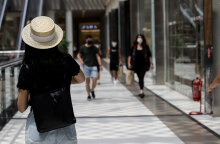 Εμπορικό κέντρο: Κόσμος περνά έξω από καταστήματα