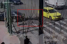 Τροχαίο στη Βουλή - Το υπηρεσιακό όχημα έχει διασχίσει κάθετα το ρεύμα ανόδου, με τη μηχανή του 23χρονου Ιάσονα να «καρφώνεται» στο πίσω μέρος του αυτοκινήτου