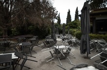 Τραπεζοκαθίσματα σε εξωτερικό χώρο καταστήματος εστίασης