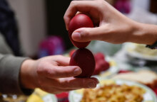 Τσούγκρισμα πασχαλινών αυγών - Με νέα μέτρα το φετινό Πάσχα, όπως ανακοίνωσε ο Νίκος Χαρδαλιάς