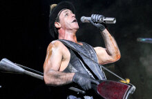 Ο τραγουδιστής των Rammstein, Till Lindemann, στη συναυλία τους στην Αθήνα το 2010