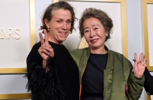 Από αριστερά: Η Φράνσις ΜακΝτόρμαντ νικήτρια του Όσκαρ Α' Γυναικείου Ρόλου και η Γιου-Τζουνγκ Γιουν, νικήτρια του Β' Γυναικείου Ρόλου  