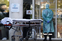 Κορωνοϊός στη Γαλλία: Νοσηλευτής με προστατευτική στολή έξω από νοσοκομείο