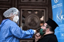 Rapid test σε ιερείς έξω από τη Μητρόπολη Αθηνών
