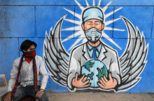 Κορωνοϊός: Νεαρός με μάσκα με φόντο γκράφιτι για την πανδημία Covid-19