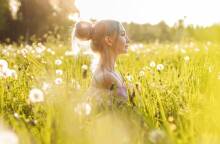 Γυναίκα σε ανθισμένο λιβαδι