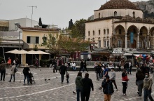 Πολίτες με μάσκα στην πλατεία Μοναστηρακίου