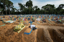 Βραζιλία - Κορωνοϊός: Ένας άνδρας θρηνεί στον τάφο της μητέρας του η οποία πέθανε από Covid-19 στην πόλη Μανάους, στον Αμαζόνιο