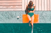 Κοπέλα μα μαγιό δίπλα σε πισίνα