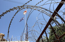 Η κυπριακή και η ελληνική σημαία κυματίζουν σε στρατιωτικό φυλάκιο στη Λευκωσία - Ξεκίνησαν οι επαφές για το Κυπριακό στην Ελβετία