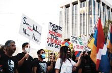 Άνθρωποι με πλακάτ σε διαδήλωση