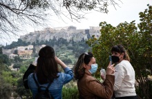 Πολίτες με μάσκα στο κέντρο της Αθήνας 