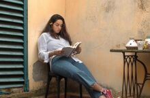 Κοπέλα που διαβάζει βιβλίο