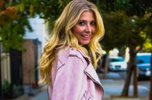 Γυναίκα περπατάει στον δρομο