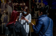 Στιγμιότυπα από την αγοραστική κίνηση στην οδό Ερμού στο κέντρο της Αθήνας.Από σήμερα νέο επρταστικό ωράριο στα καταστήματα και για όλη την Μ.εβδομάδα ενόψει του Πάσχα