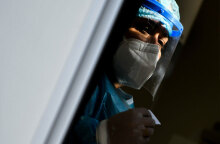 Υγειονομικός του ΕΟΔΥ πραγματοποιεί rapid test για κορωνοϊό (ΦΩΤΟ ΑΡΧΕΙΟΥ) - Ανακοινώθηκαν τα νέα κρούσματα στην Αττική